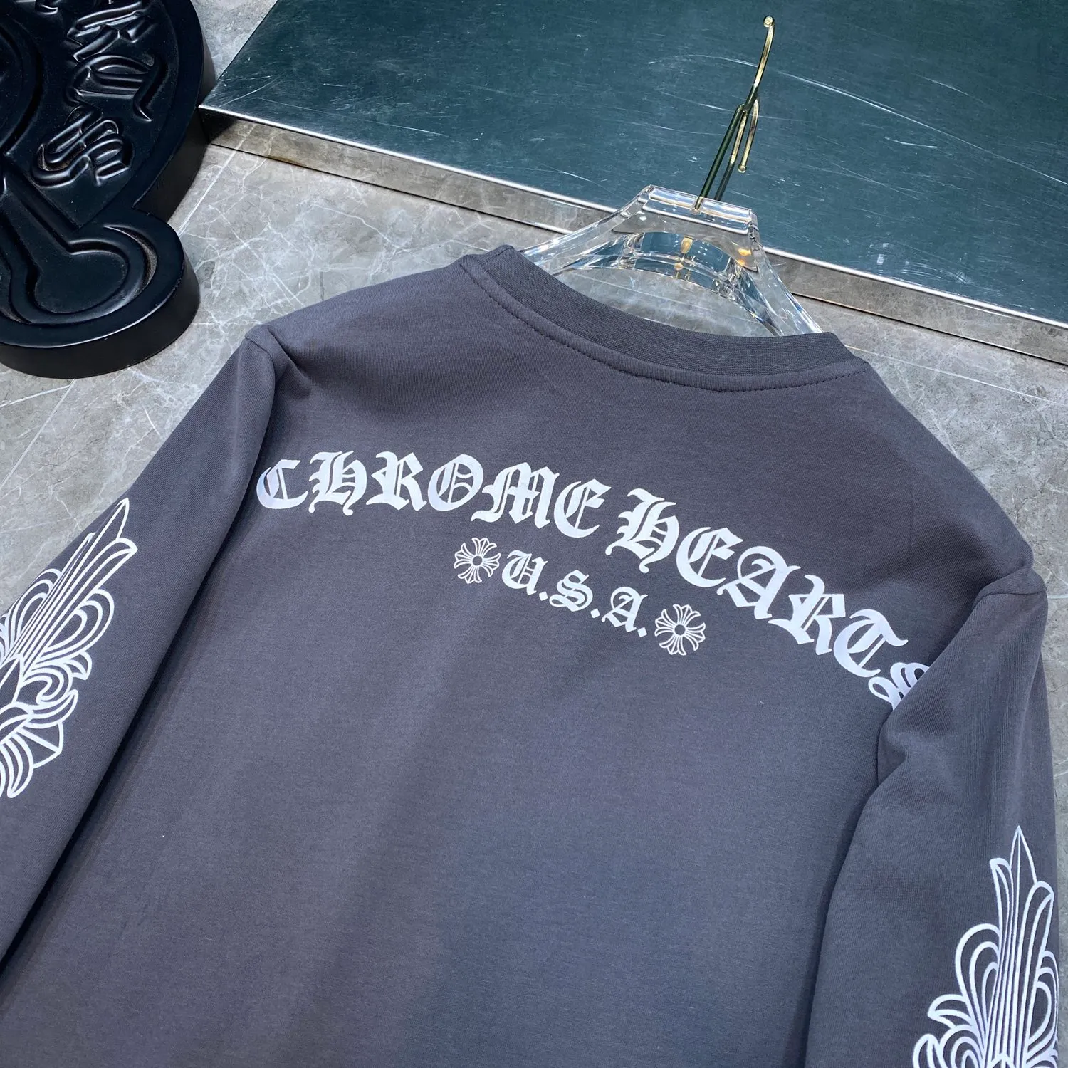 P160 Chrome Hearts 🍁Long T series🍁 Available simultaneously at counters Chrome simple letter slogan ⭐ long-sleeved T-shirt Specially customized original 1:1 high weight comfortable fabric Recommended color: customized red Code numbers: S, M, L, XL